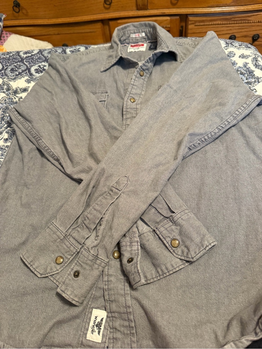 Men's Gray Button-Up Work Shirt Wrangler Gray snap shirt - Picture 3 of 3